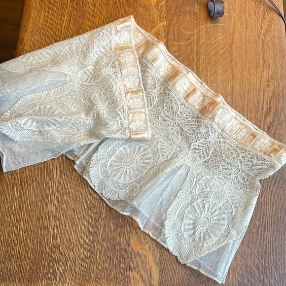 Antique Edwardian/Victorian patterned lace skirt/dress hem w/satin ribbon trim - Picture 1 of 10